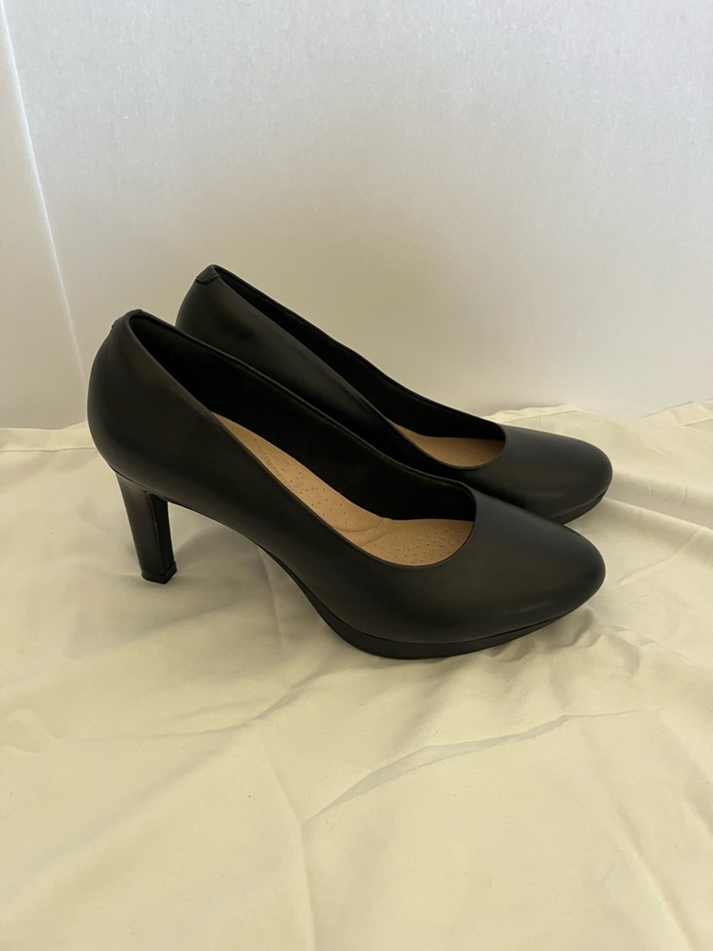 Clarks Black Round-Toe Mid Heel Pumps